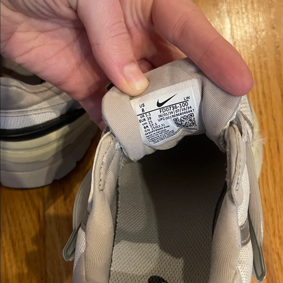 Nike Metallic Silver V2K RUN SHOES - Picture 4 of 4